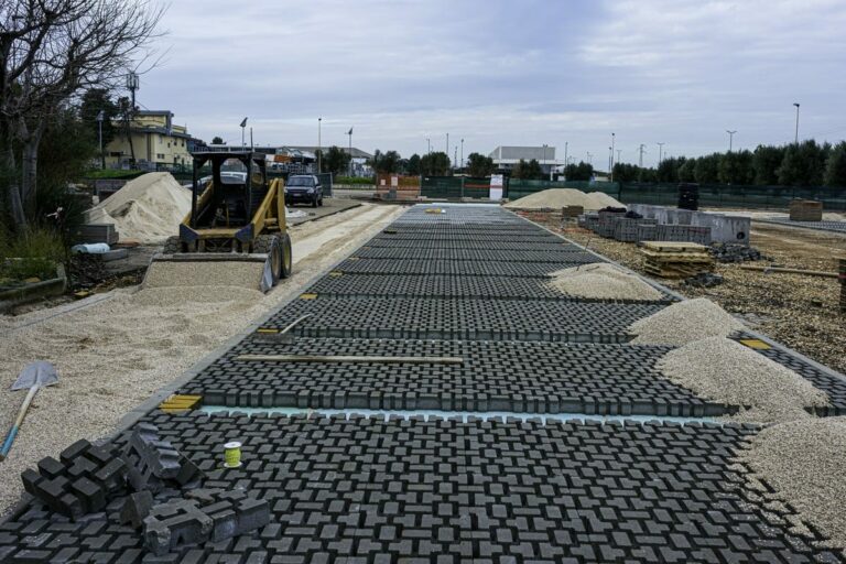 Jak sterowanie 2D/3D zmienia tempo i&nbsp;dokładność układania kostki na&nbsp;dużych parkingach komercyjnych